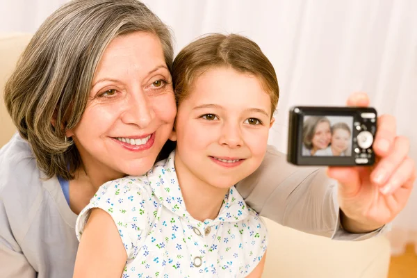 Бабушка и молодая девушка сами фотографируются — стоковое фото