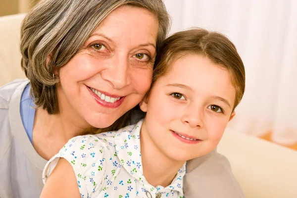 Büyükanne ve genç kız portre birlikte sarılmak — Stok fotoğraf