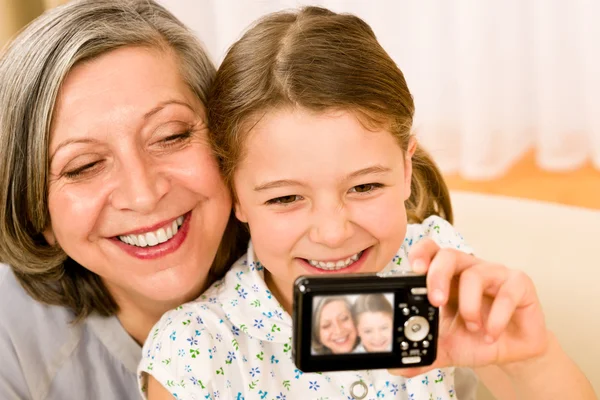 Бабушка и молодая девушка сами фотографируются — стоковое фото