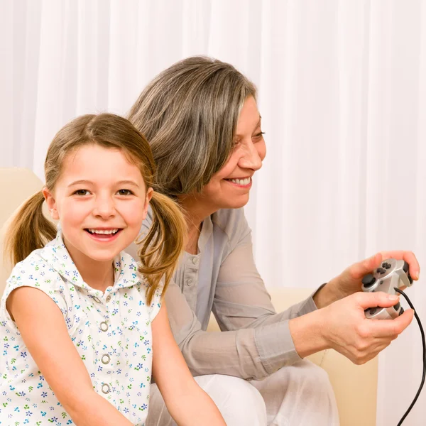 Mormor och barnbarn spelar dataspel — Stockfoto