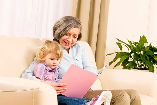 Babička a vnučka číst knihu dohromady — Stock fotografie