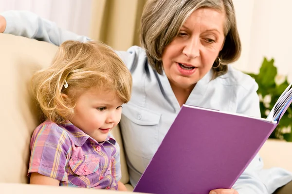 Großmutter und Enkelin lesen gemeinsam Buch — Stockfoto