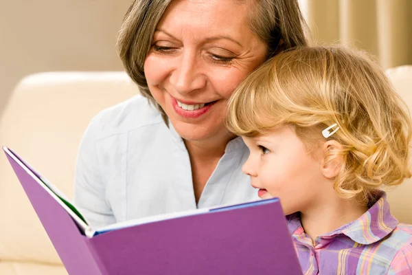 Babcia i wnuczka czytać książki razem — Zdjęcie stockowe