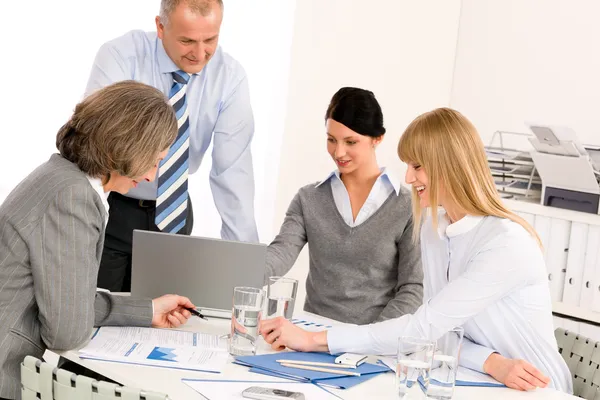 Встреча бизнес-команды за столом — стоковое фото