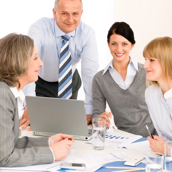 Obchodní setkání týmu kolem stolu — Stock fotografie