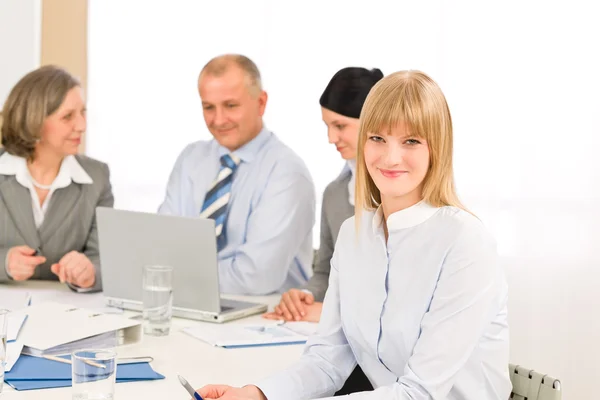 Affärskvinna på team möte med kollegor — Stockfoto