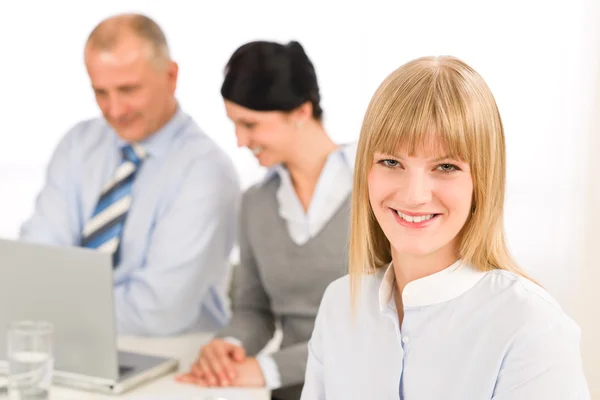 Geschäftsfrau bei Teamtreffen mit Kollegen — Stockfoto