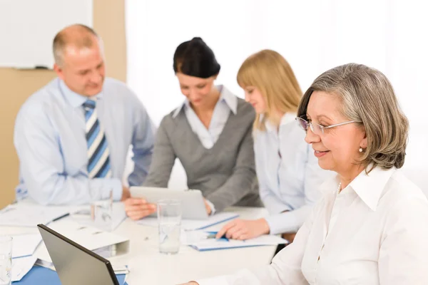 Team vergadering uitvoerende senior zakenvrouw — Stockfoto
