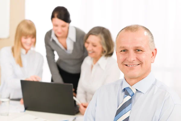 Empresário sorridente durante reunião de equipe — Fotografia de Stock