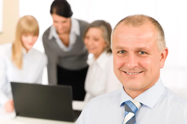 Uomo d'affari sorridente durante la riunione di squadra — Foto Stock