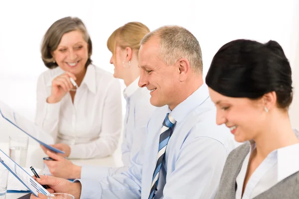 Lachende zakenman tijdens teamvergadering — Stockfoto