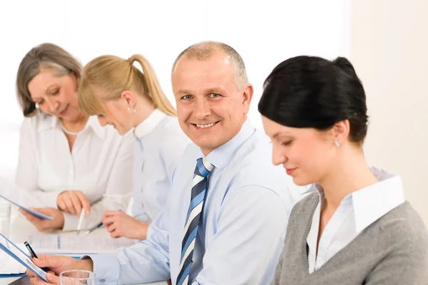 Biznesmen uśmiechający się podczas posiedzenia zespołu — Zdjęcie stockowe