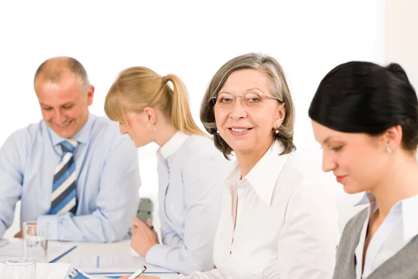 Team vergadering uitvoerende senior zakenvrouw — Stockfoto