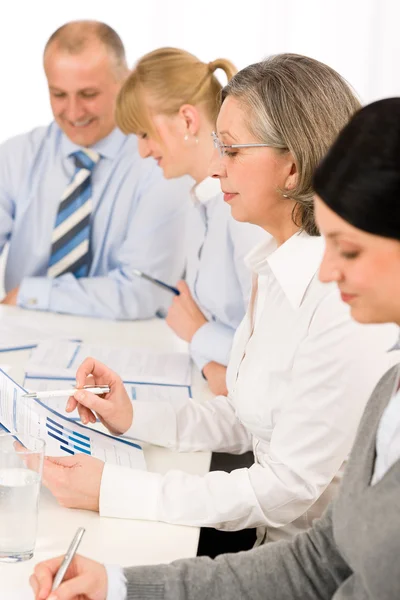 Affärsmöte team undersöker försäljningsrapport — Stockfoto