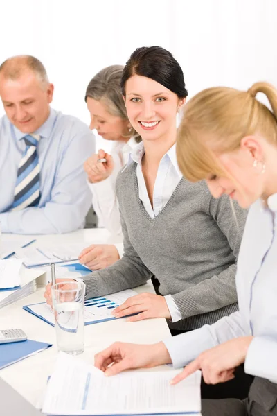 Pracy zespołowej młoda kobieta uśmiechając się spotkanie biznesowe — Zdjęcie stockowe
