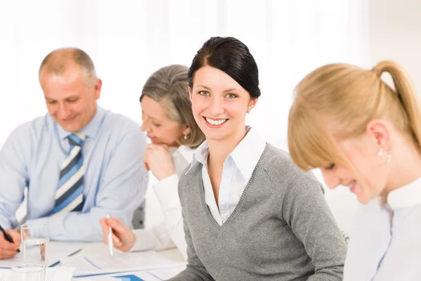 Affärskvinna på team möte med kollegor — Stockfoto