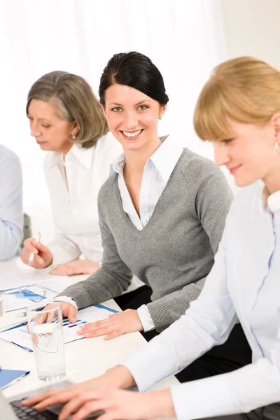 Reunión de negocios trabajo en equipo joven mujer sonriendo —  Fotos de Stock