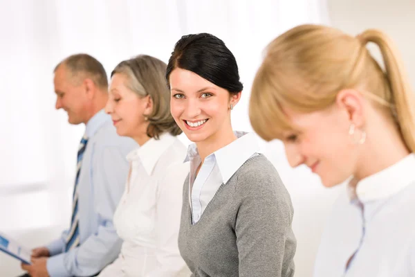 Interview van zakelijke jonge vrouw die lacht — Stockfoto