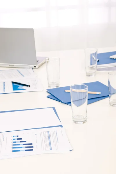 Office levererar på bordet innan affärsmöte — Stockfoto