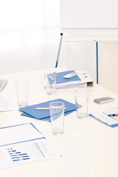 Fornecimento de escritório na mesa antes da reunião de negócios — Fotografia de Stock
