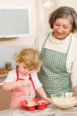 kadın ve küçük kızı araya Top kek pişirme