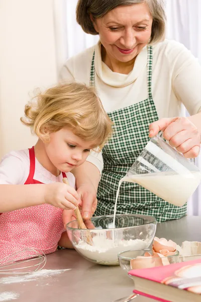 Бабушка и внучка пекут печенье — стоковое фото