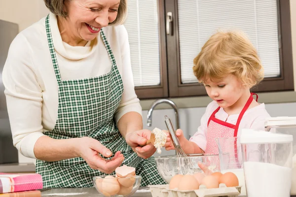 Grandmother and granddaughter baking cookies — Stock Photo, Image