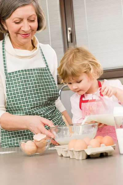 Nagymama és unokája készítsünk tésztát — Stock Fotó
