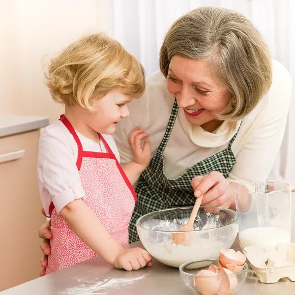 儿童女孩和祖母烘烤蛋糕 — 图库照片