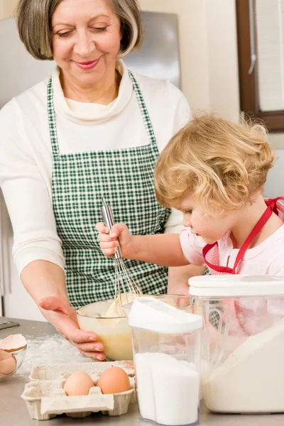 Grandmother and granddaughter baking cookies — Stock Photo, Image