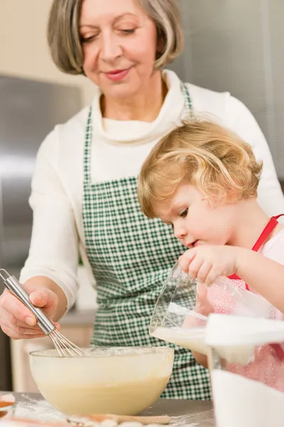 Grandmother and granddaughter baking together — Stock Photo, Image