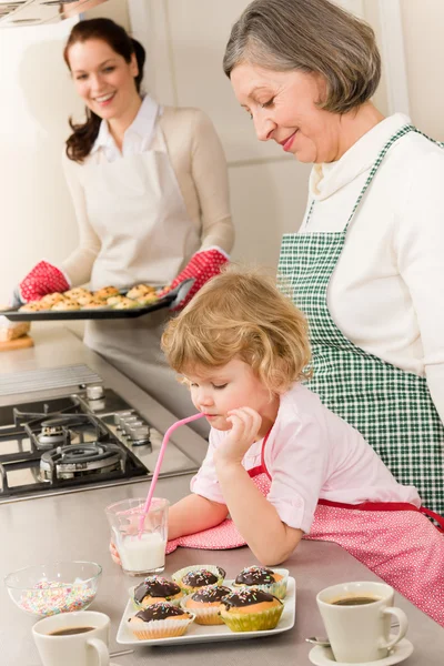 Tři generace žen, pečení v kuchyni — Stock fotografie