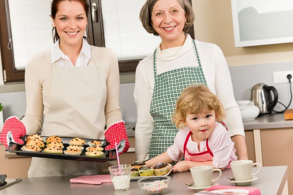 Три поколения женщин пекут на кухне — стоковое фото