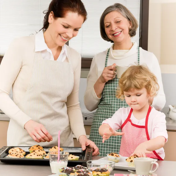 Rodinné ženy pečící košíčky v kuchyni — Stock fotografie