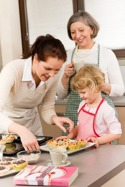 Sütés cupcakes konyhában családi nők — Stock Fotó