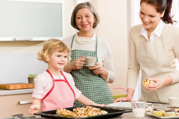 Familjens kvinnor Baka muffins i köket — Stockfoto