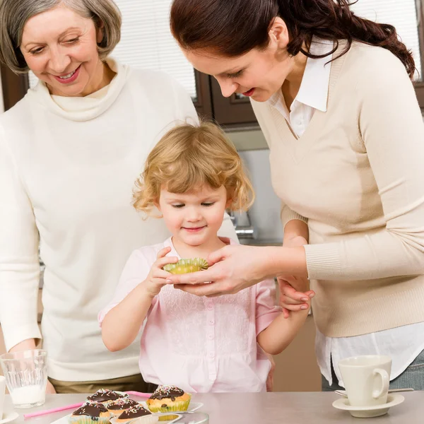 Женщины поколения вокруг кексовое печенье — стоковое фото
