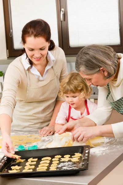 3 generaciones de mujeres preparan masa para hornear —  Fotos de Stock