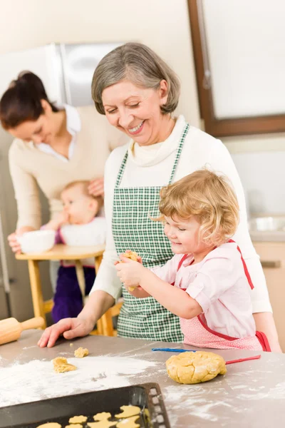 Бабушка с маленькой девочкой готовит тесто — стоковое фото
