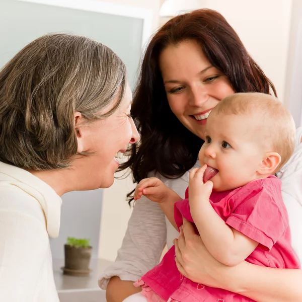 Glad familj kvinnor - mormor, mamma och baby — Stockfoto