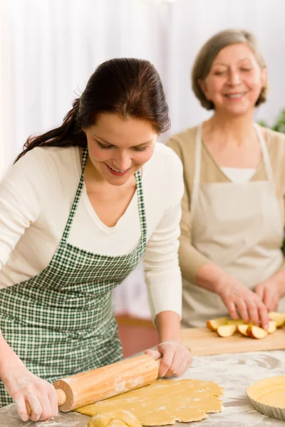 Happy woman making dough for apple pie — Stock Photo, Image