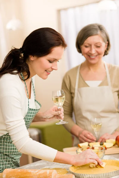 Two happy women enjoy baking apple pie — Stock Photo, Image