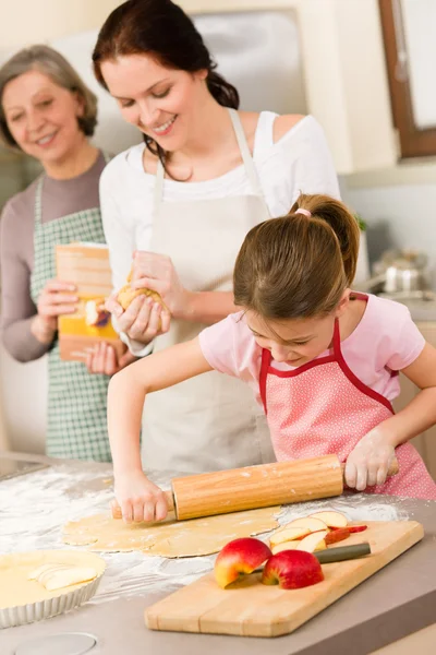 Mãe e filha fazendo torta de maçã juntos — Fotografia de Stock