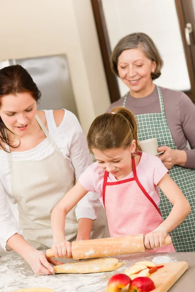 Mother and daughter making apple tart together — Stock Photo, Image
