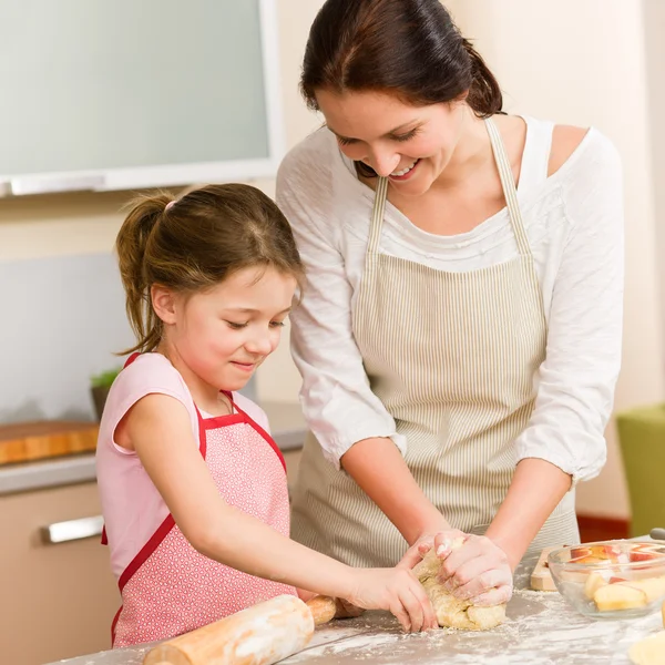 Mãe e filha preparam massa bolo caseiro — Fotografia de Stock