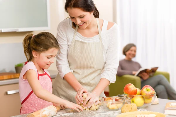 Madre e hija haciendo tarta de manzana juntas — Foto de Stock