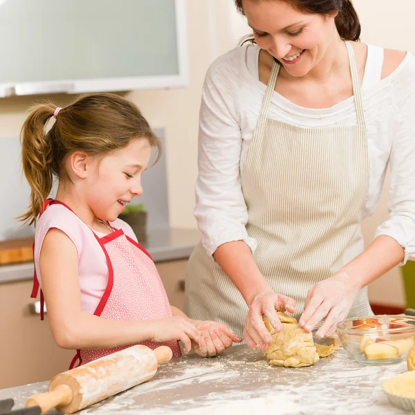 Madre e hija preparan pastel casero de masa — Foto de Stock