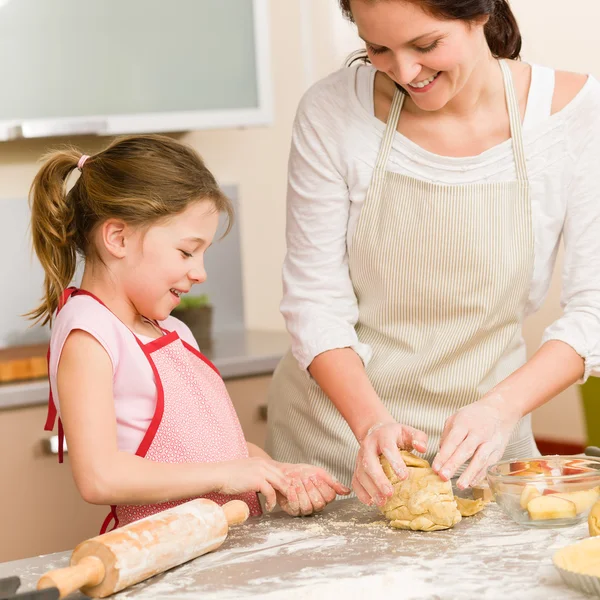 Mère et fille préparent la pâte gâteau maison — Photo