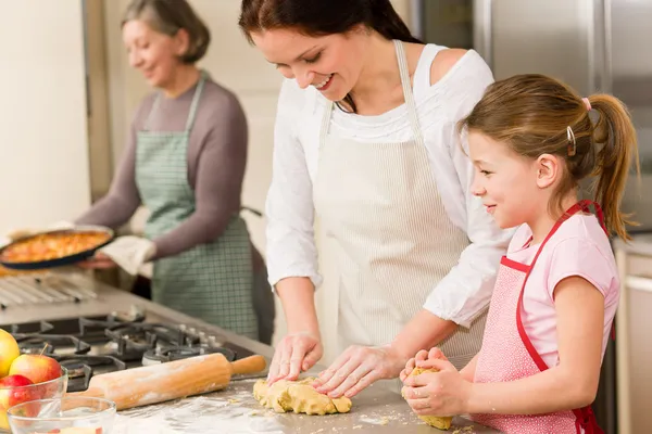 3 Generationen von Frauen backen Apfelkuchen — Stockfoto