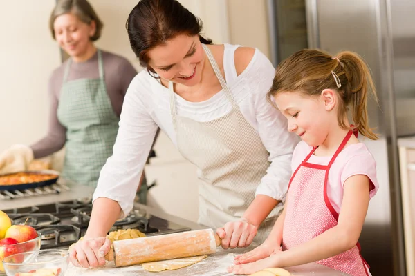 Young girl prepare apple pie with mother — Stock Photo, Image